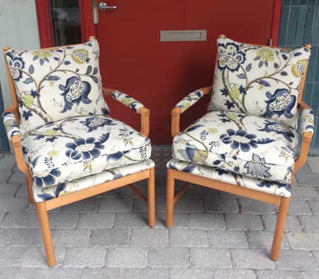 Dessa har vi stoppat om och klätt i Sandersontyget Roslyn.